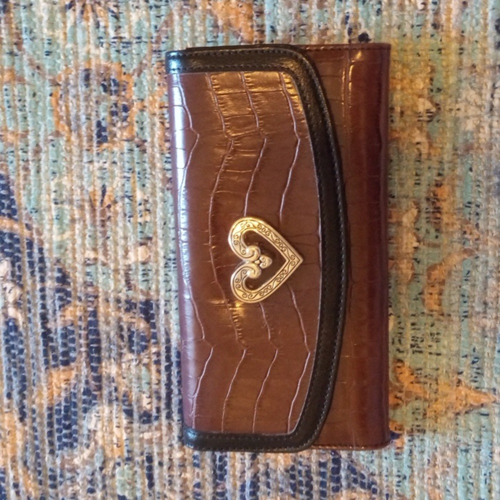 Bi-fold bifold heart accent wallet NWOT